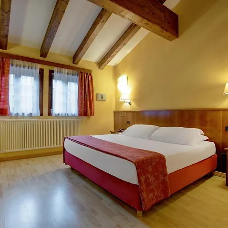 Отель Ih Mont Blanc 4*